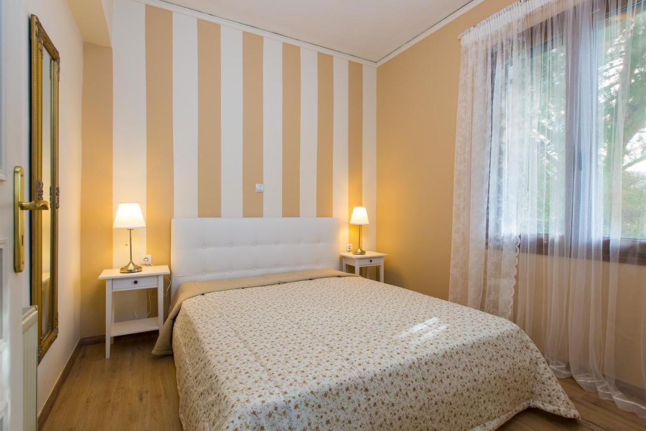 Beachfront Family Villa Katerina With Private Pool, Playground, Bbq & Amazing Sea Views! Petres  Exterior foto