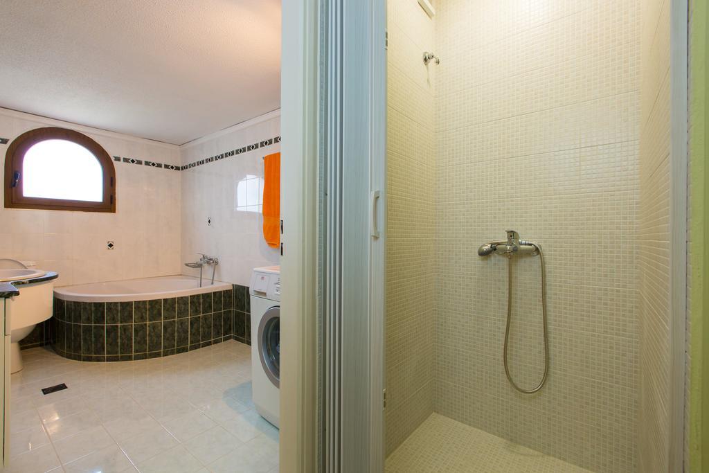 Beachfront Family Villa Katerina With Private Pool, Playground, Bbq & Amazing Sea Views! Petres  Exterior foto